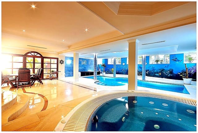 17 soverom Villa til salgs i Las Brisas, Marbella med svømmebasseng garasje - € 7 500 000 (Ref: 9256895)