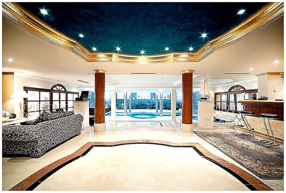 17 soverom Villa til salgs i Nueva Andalucia med svømmebasseng garasje - € 7 500 000 (Ref: 9256895)