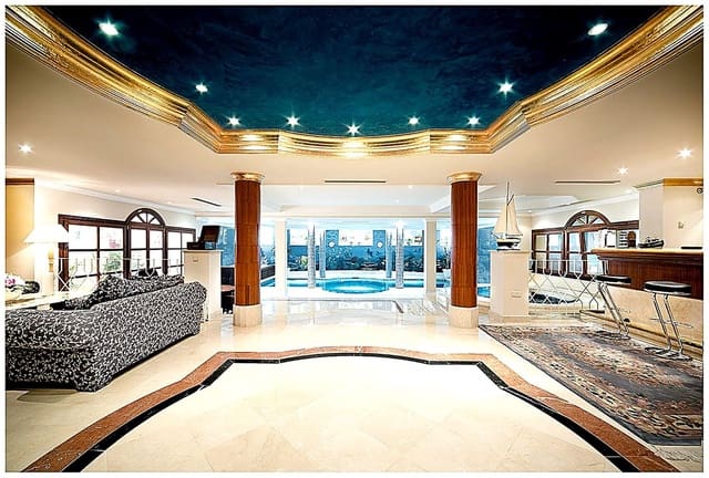 17 soverom Villa til salgs i Las Brisas, Marbella med svømmebasseng garasje - € 7 500 000 (Ref: 9256895)