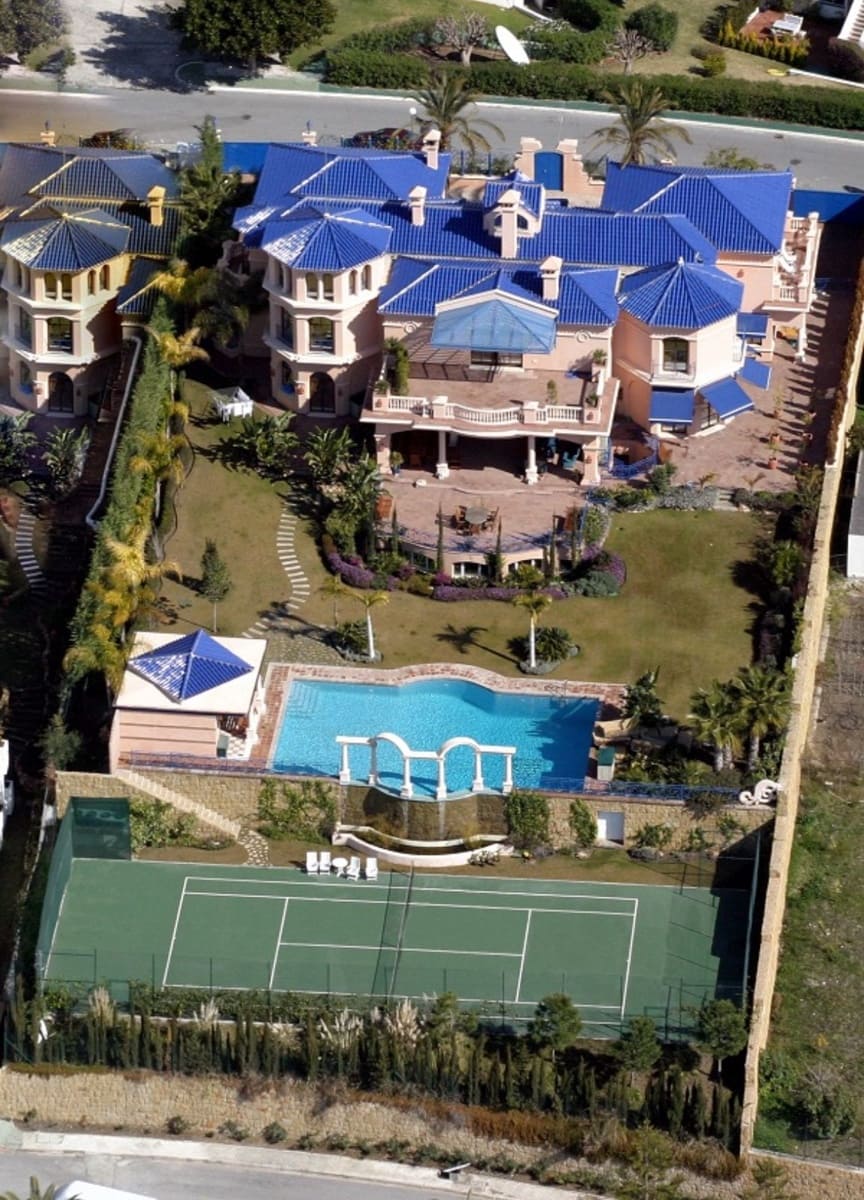 17 soverom Villa til salgs i Nueva Andalucia med svømmebasseng garasje - € 7 500 000 (Ref: 9256895)