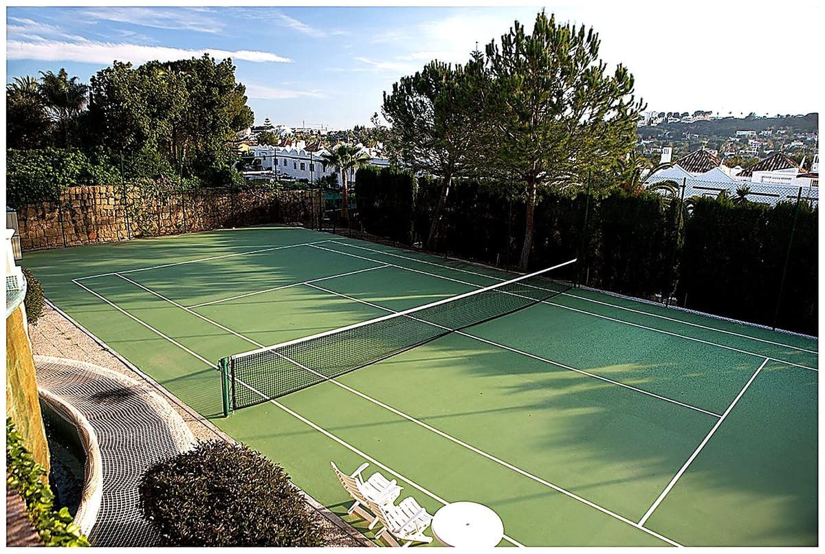 17 soverom Villa til salgs i Nueva Andalucia med svømmebasseng garasje - € 7 500 000 (Ref: 9256895)