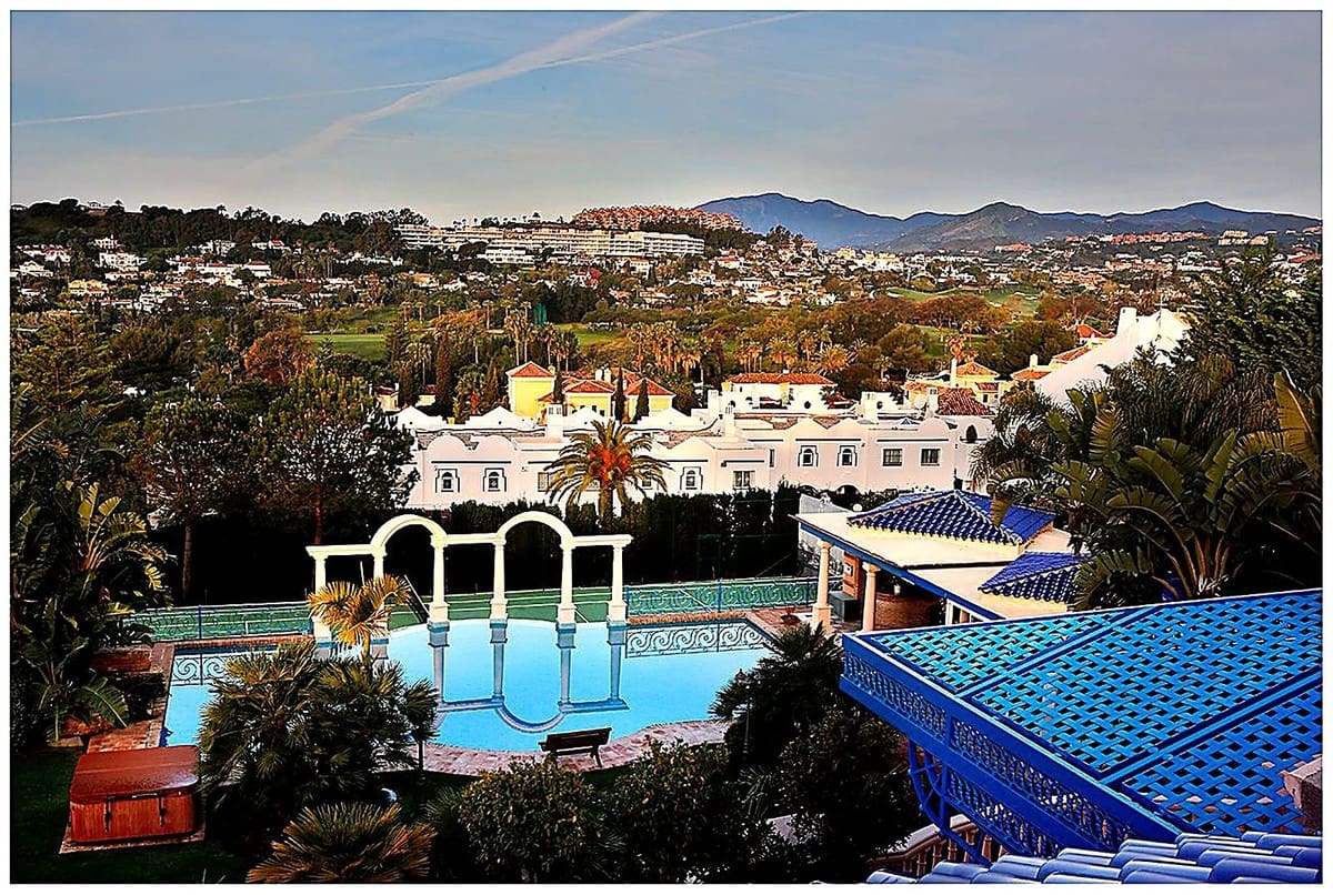 17 soverom Villa til salgs i Nueva Andalucia med svømmebasseng garasje - € 7 500 000 (Ref: 9256895)