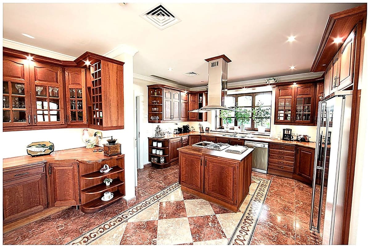 17 soverom Villa til salgs i Nueva Andalucia med svømmebasseng garasje - € 7 500 000 (Ref: 9256895)