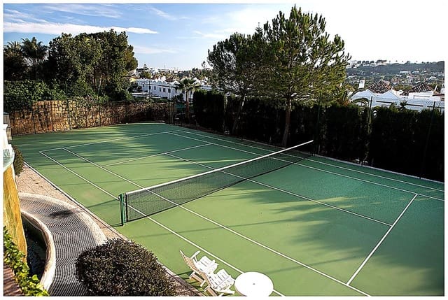 17 soverom Villa til salgs i Las Brisas, Marbella med svømmebasseng garasje - € 7 500 000 (Ref: 9256895)