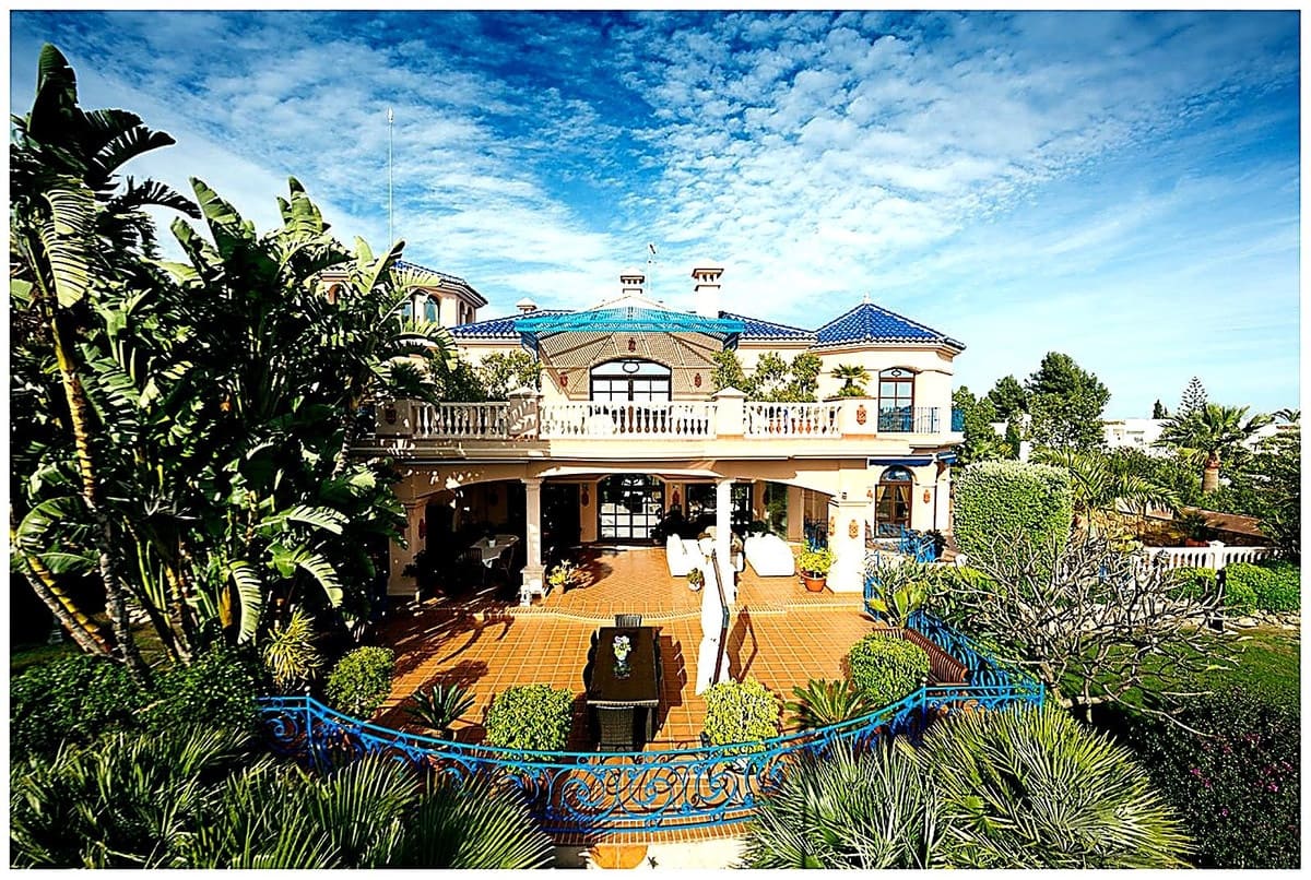 17 soverom Villa til salgs i Nueva Andalucia med svømmebasseng garasje - € 7 500 000 (Ref: 9256895)