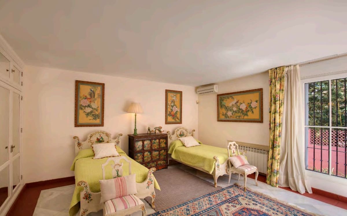 5 bedroom Villa for sale in New Golden Mile with pool garage - € 14,000,000 (Ref: 9256904)