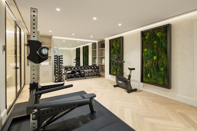 6 soverom Villa til salgs i Las Brisas, Marbella med svømmebasseng - € 8 975 000 (Ref: 9256945)