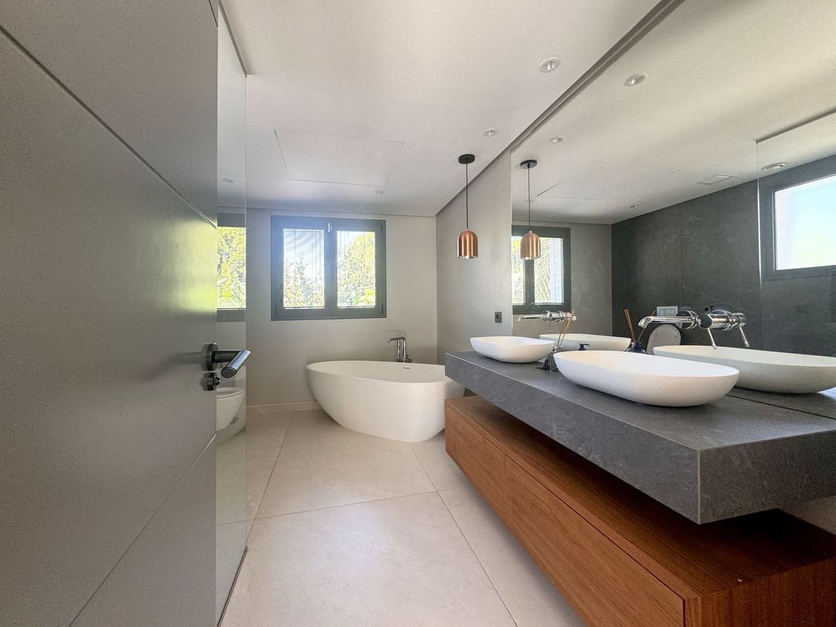 4 soverom Villa til salgs i Nueva Andalucia med svømmebasseng - € 4 195 000 (Ref: 9256946)