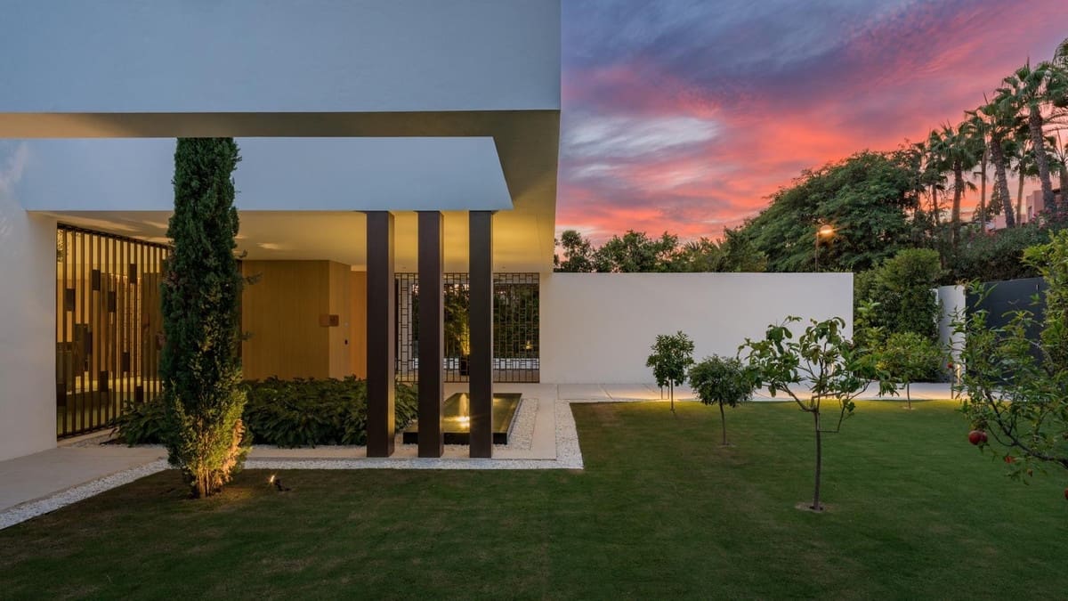 5 slaapkamer Villa te koop in Golden Mile met zwembad - € 11.300.000 (Ref: 9256960)