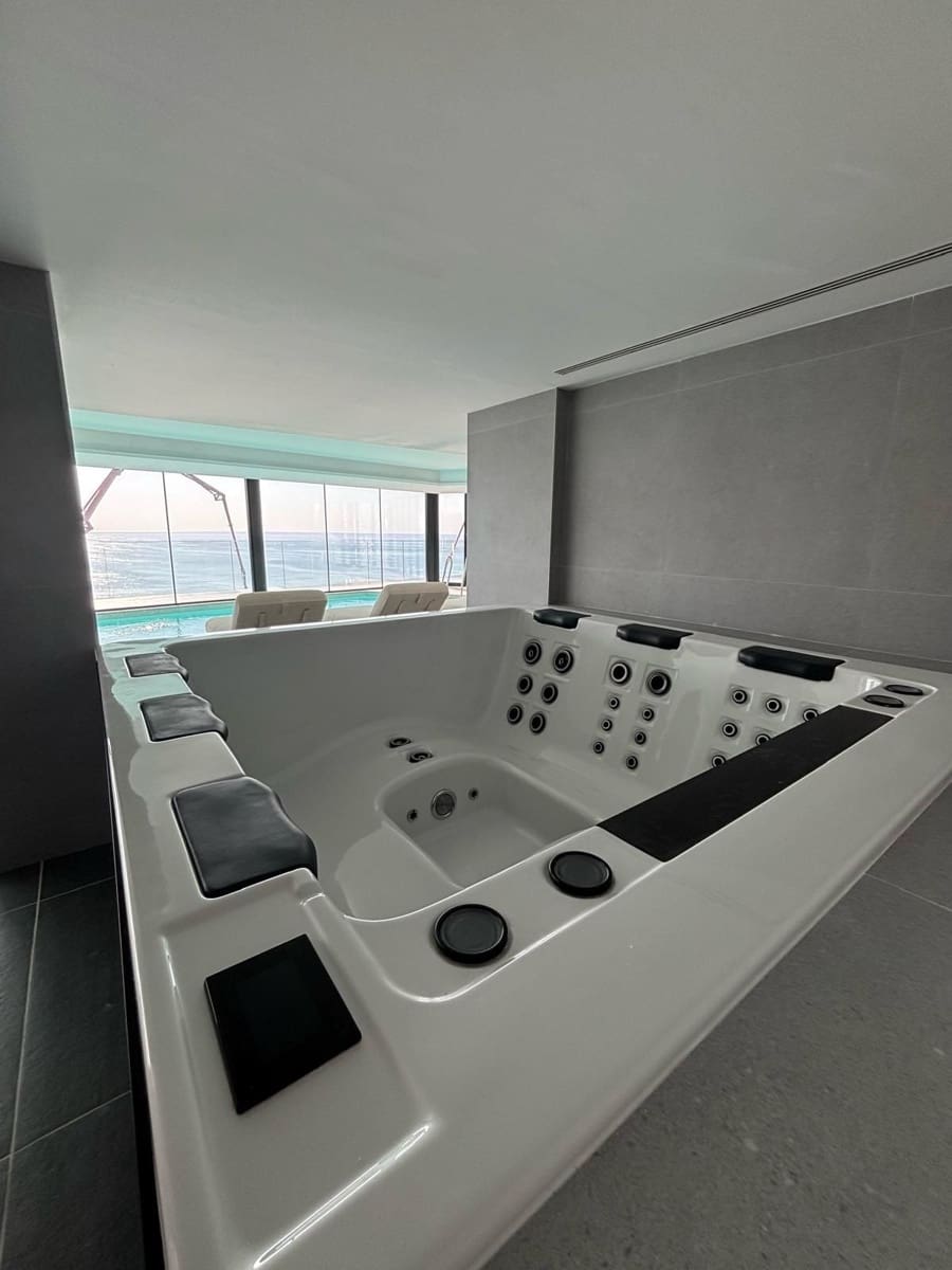 3 soverom Penthouse til salgs i Benalmadena med svømmebasseng garasje - € 3 700 000 (Ref: 9256963)