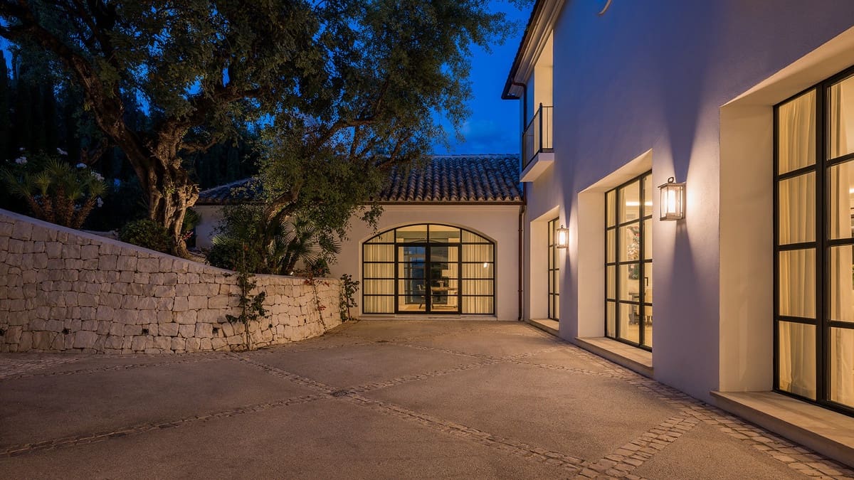 6 soverom Villa til salgs i Golden Mile med svømmebasseng - € 17 500 000 (Ref: 9256968)