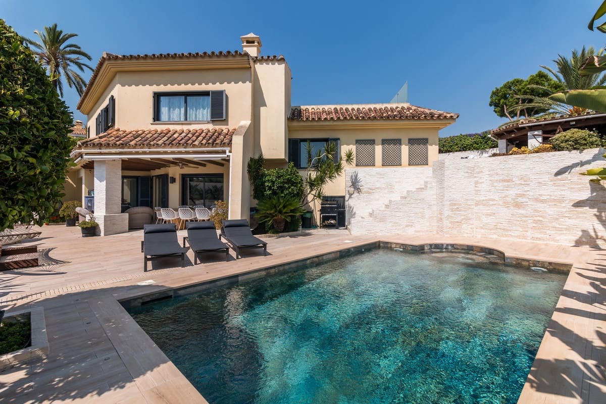 4 slaapkamer Villa te koop in Nueva Andalucia met zwembad - € 3.150.000 (Ref: 9256981)