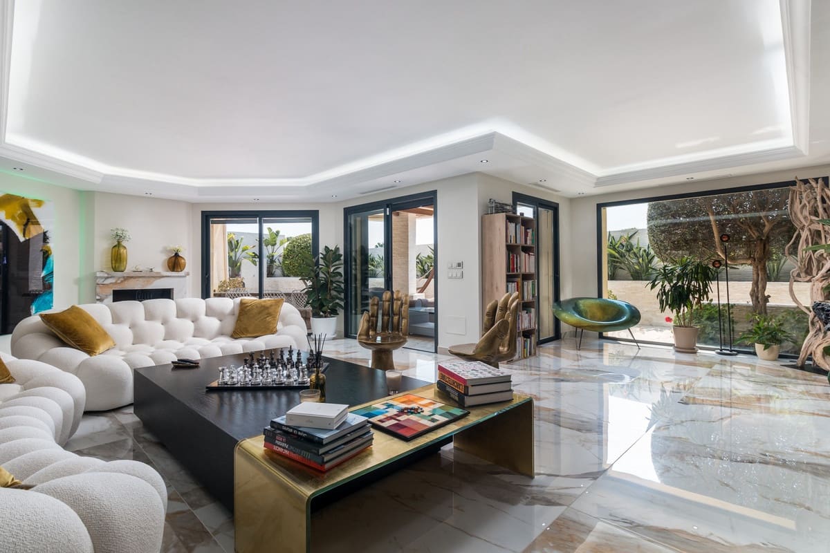 4 slaapkamer Villa te koop in Nueva Andalucia met zwembad - € 3.150.000 (Ref: 9256981)