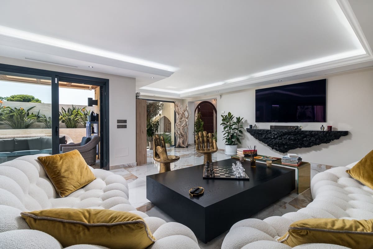 4 slaapkamer Villa te koop in Nueva Andalucia met zwembad - € 3.150.000 (Ref: 9256981)