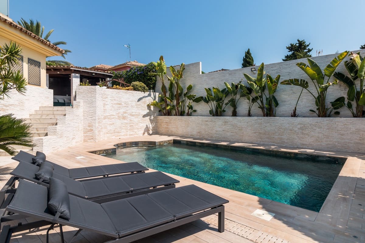 4 slaapkamer Villa te koop in Nueva Andalucia met zwembad - € 3.150.000 (Ref: 9256981)