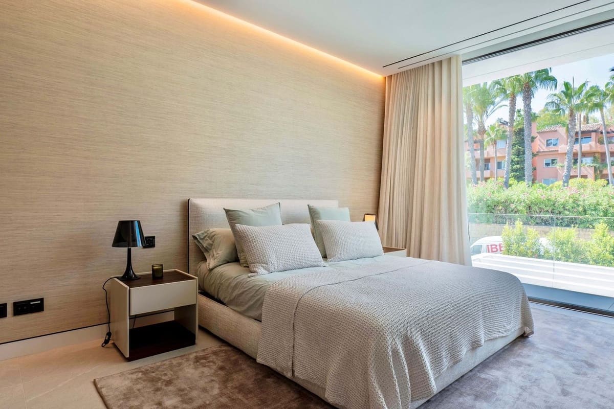 5 soverom Villa til salgs i Golden Mile med svømmebasseng garasje - € 11 300 000 (Ref: 9256986)