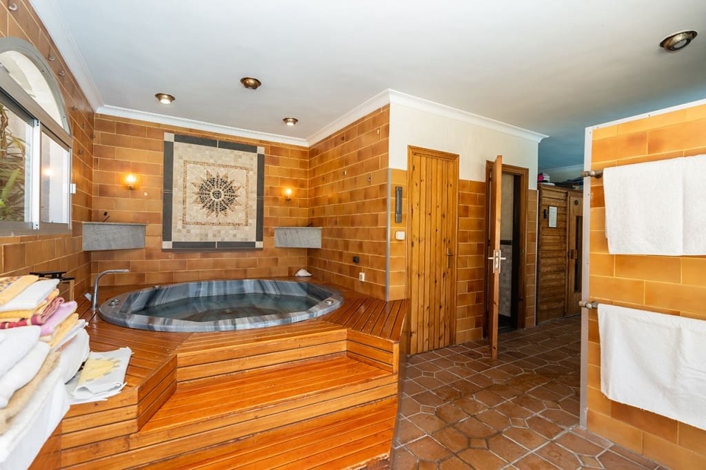 6 soverom Villa til salgs i Carib Playa med svømmebasseng garasje - € 3 950 000 (Ref: 9285476)