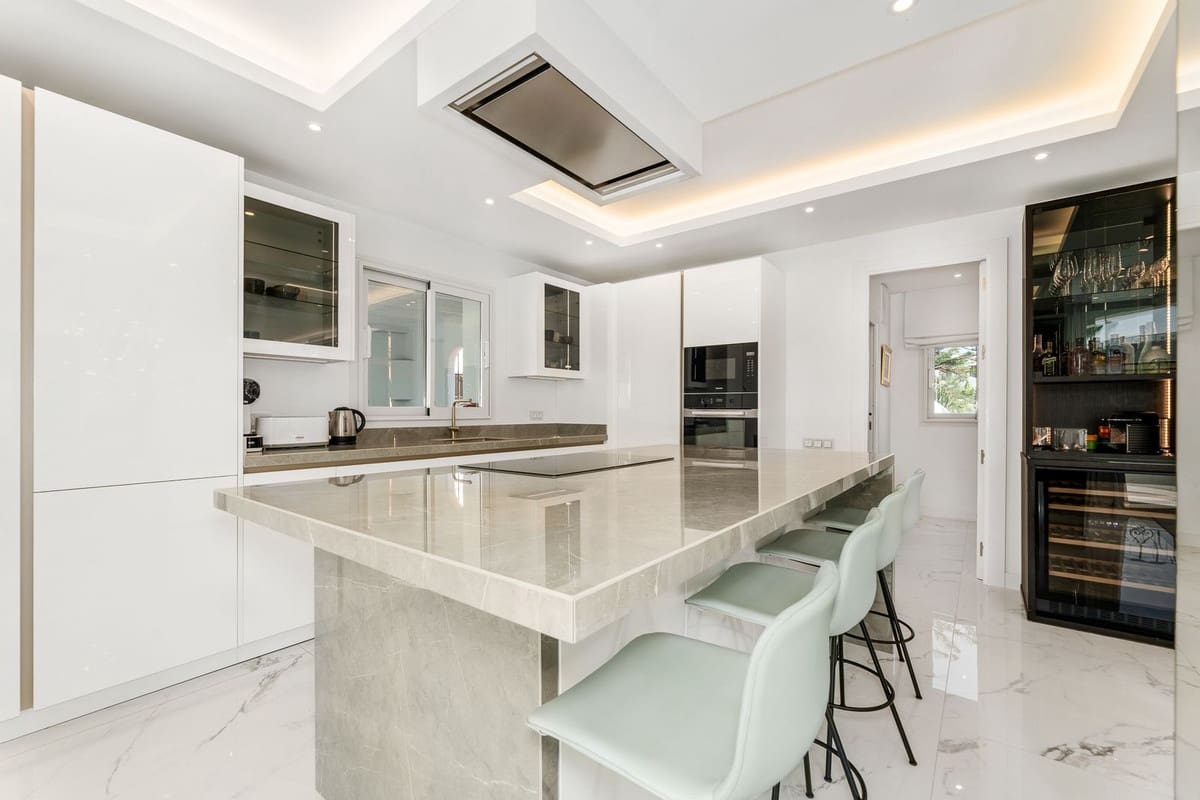 4 sovrum Studio till salu i Puerto Banus med pool - 3 200 000 € (Ref: 9285483)