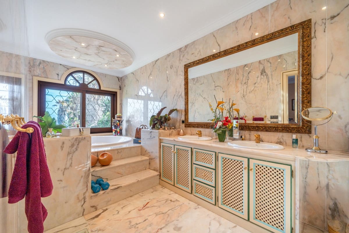 9 soveværelse Villa til salg i Estepona med swimmingpool - € 15.000.000 (Ref: 9287599)