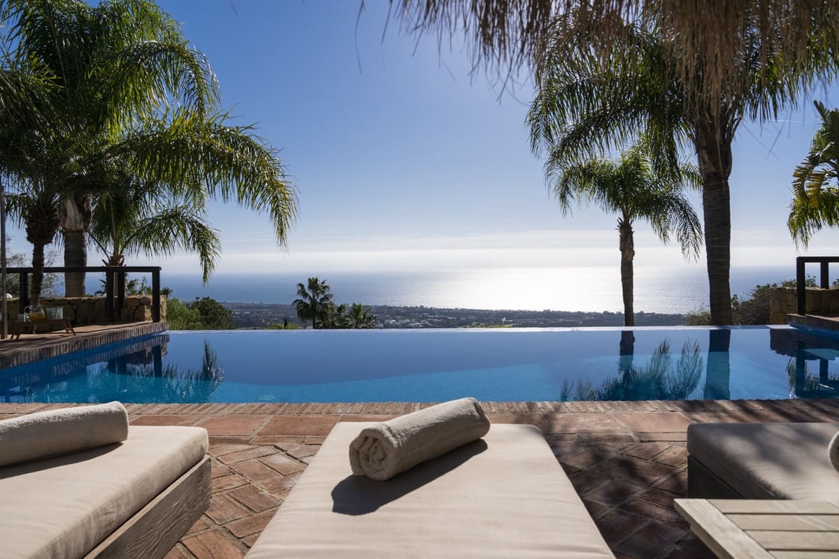 6 bedroom Villa for sale in Los Monteros with pool - € 4,000,000 (Ref: 9287605)