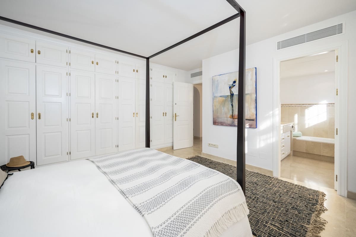 6 bedroom Villa for sale in Los Monteros with pool - € 4,000,000 (Ref: 9287605)