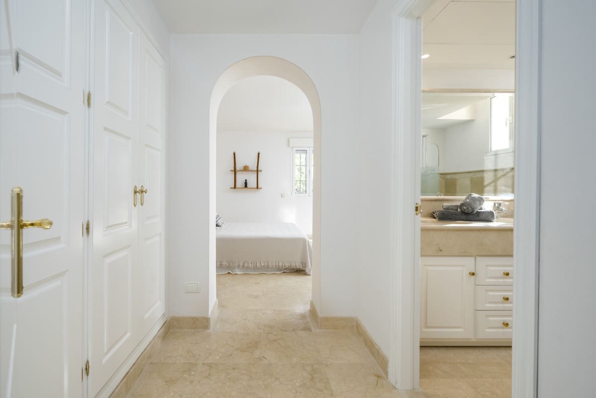 6 bedroom Villa for sale in Los Monteros with pool - € 4,000,000 (Ref: 9287605)