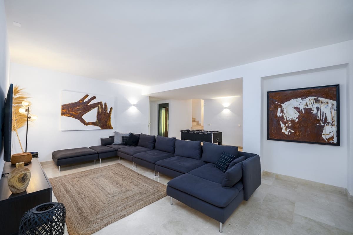 6 bedroom Villa for sale in Los Monteros with pool - € 4,000,000 (Ref: 9287605)