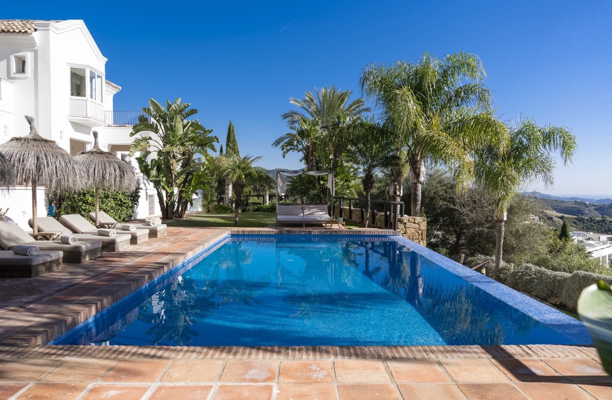 6 bedroom Villa for sale in Los Monteros with pool - € 4,000,000 (Ref: 9287605)