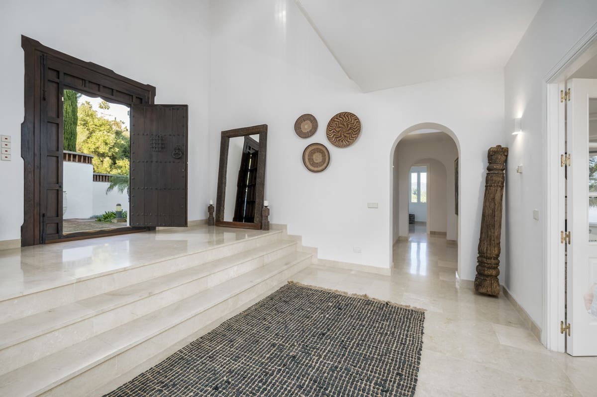 6 bedroom Villa for sale in Los Monteros with pool - € 4,000,000 (Ref: 9287605)