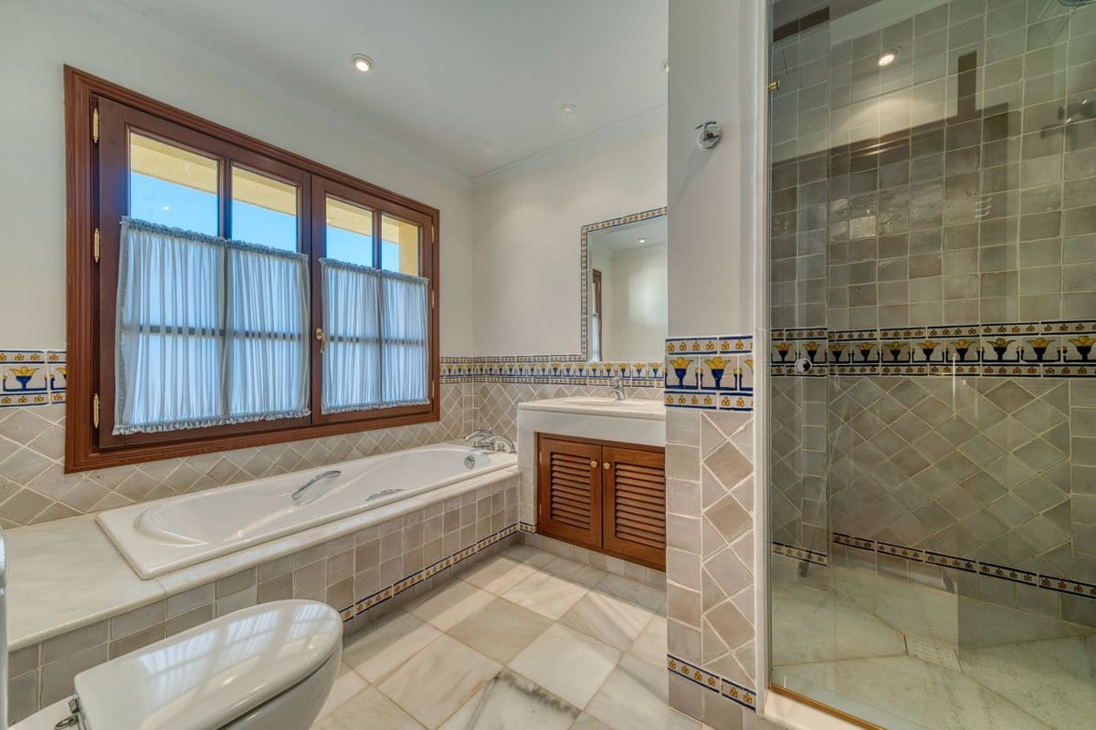 6 bedroom Villa for sale in La Zagaleta with pool - € 7,200,000 (Ref: 9287609)