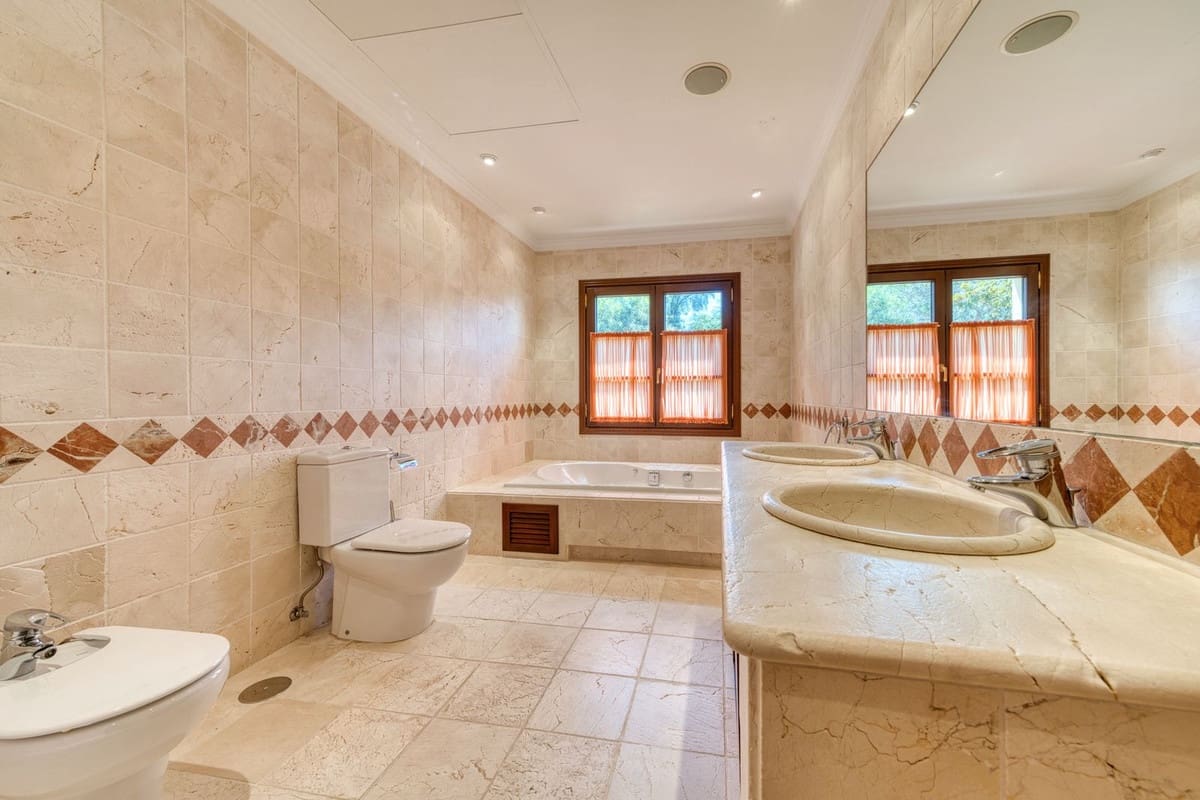 6 bedroom Villa for sale in La Zagaleta with pool - € 7,200,000 (Ref: 9287609)