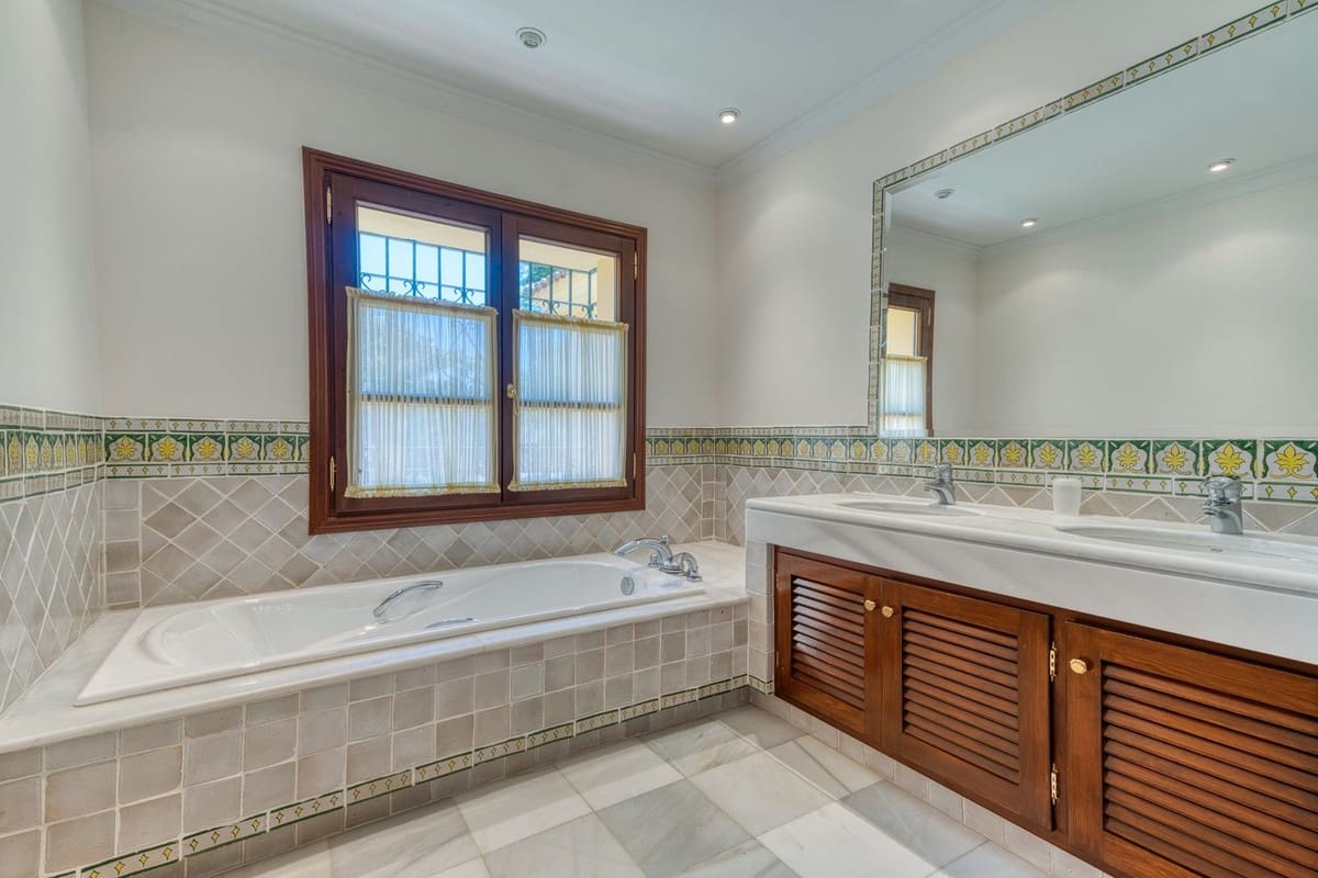 6 bedroom Villa for sale in La Zagaleta with pool - € 7,200,000 (Ref: 9287609)