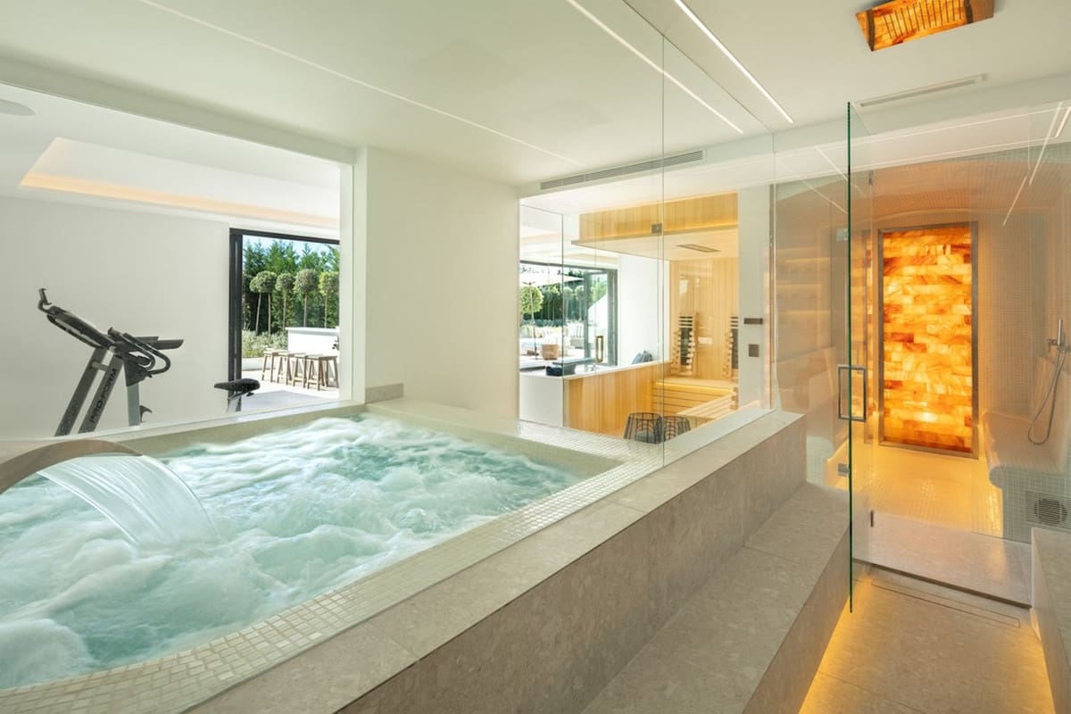 5 soveværelse Villa til salg i Nueva Andalucia med swimmingpool - € 10.950.000 (Ref: 9287611)