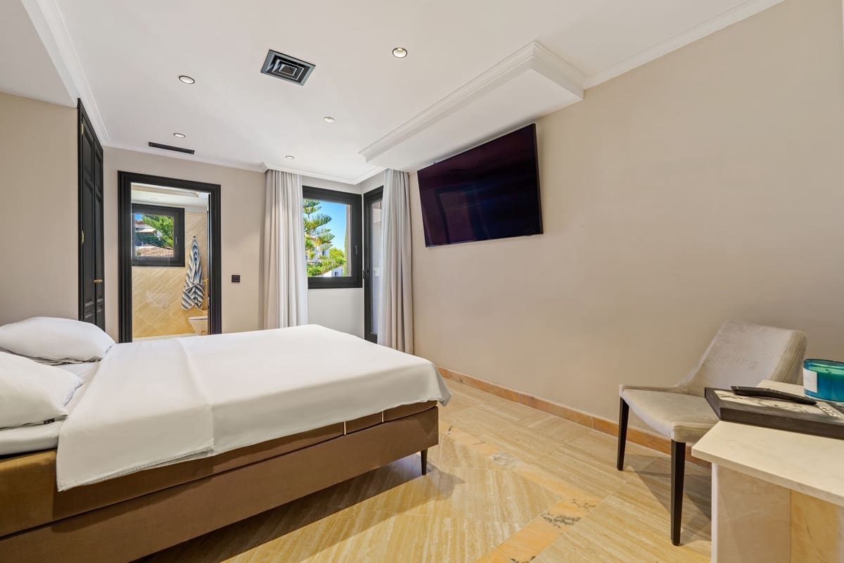 4 slaapkamer Studio te koop in Golden Mile met zwembad - € 3.695.000 (Ref: 9287620)