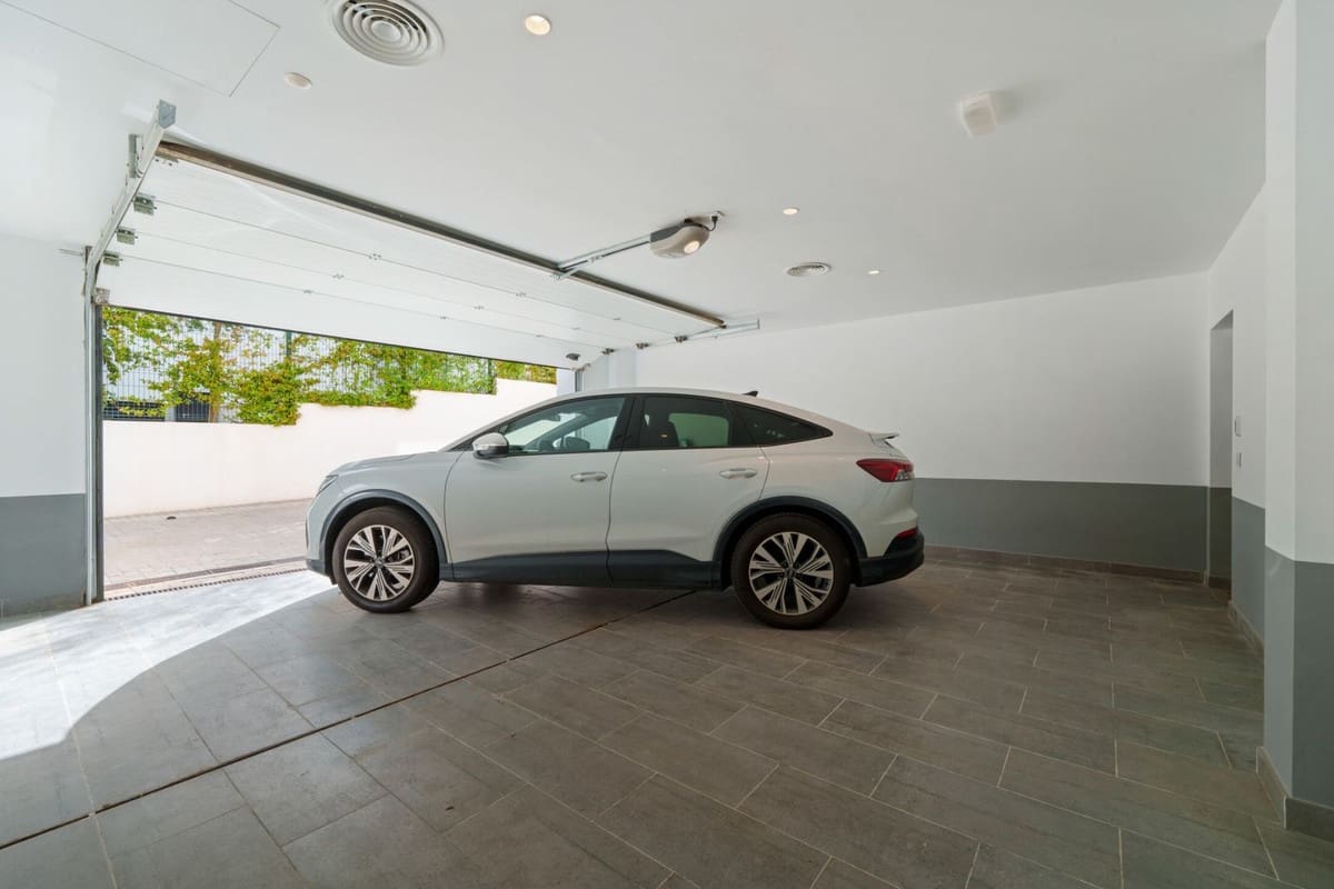 5 bedroom Villa for sale in Nueva Andalucia with pool garage - € 4,995,000 (Ref: 9287636)