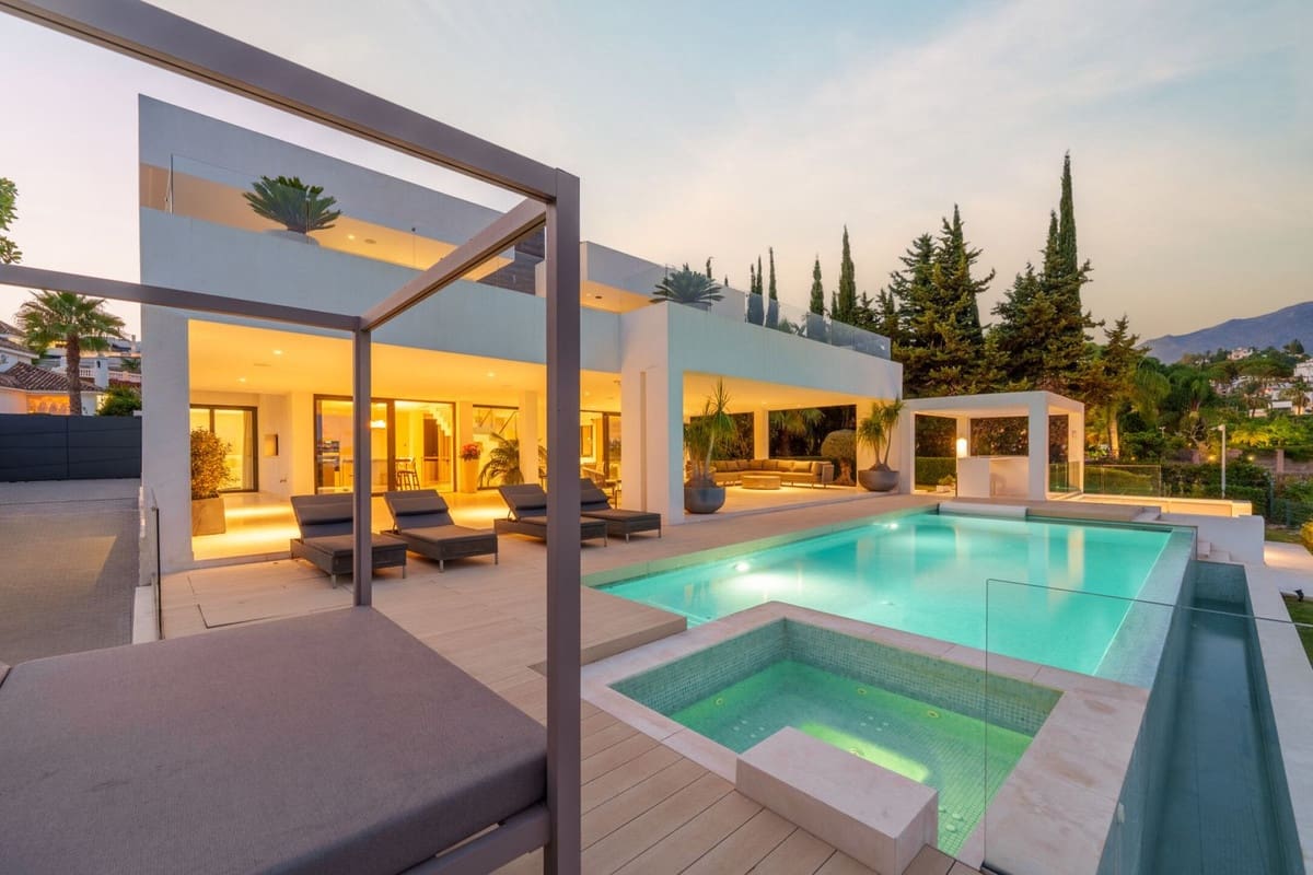 5 bedroom Villa for sale in Nueva Andalucia with pool garage - € 4,995,000 (Ref: 9287636)