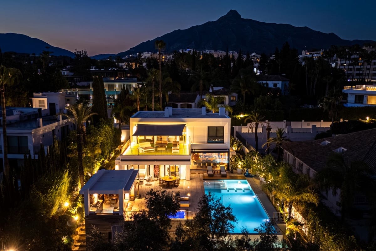 5 sovrum Villa till salu i Nueva Andalucia med pool - 4 950 000 € (Ref: 9287637)