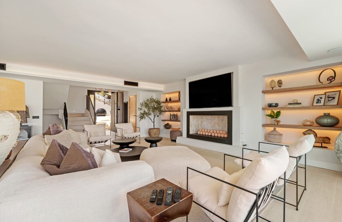 6 bedroom Villa for sale in Nueva Andalucia with pool - € 11,950,000 (Ref: 9287643)