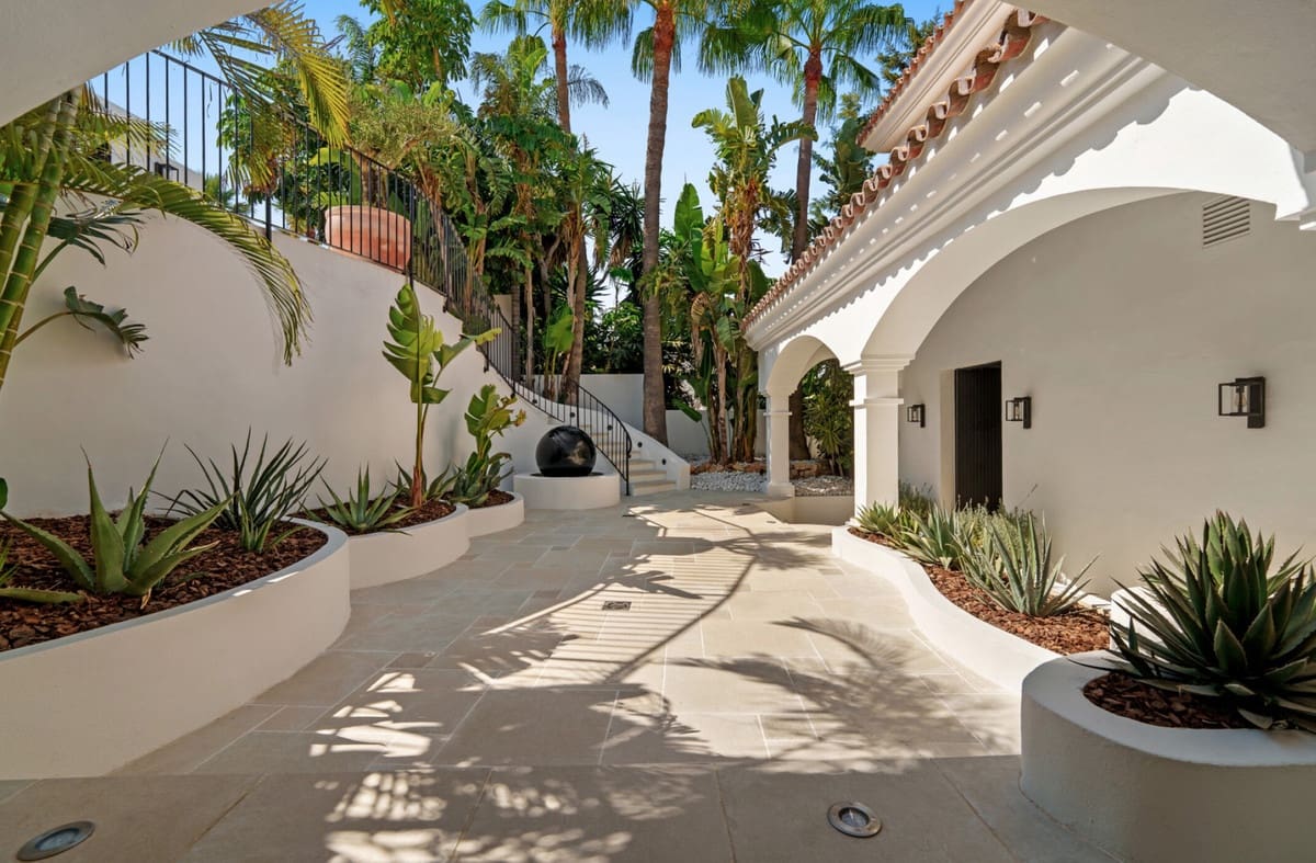 6 bedroom Villa for sale in Nueva Andalucia with pool - € 11,950,000 (Ref: 9287643)