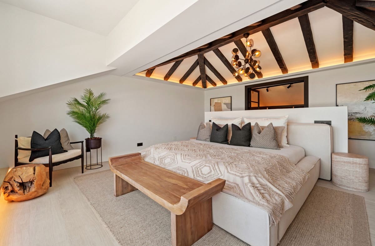 6 bedroom Villa for sale in Nueva Andalucia with pool - € 11,950,000 (Ref: 9287643)