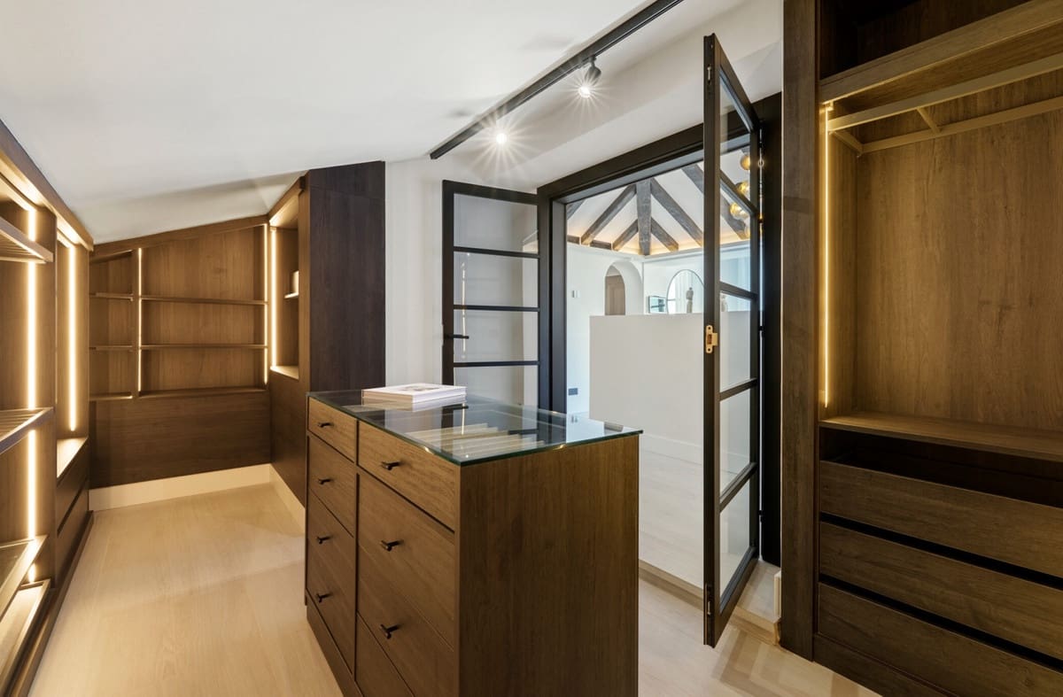 6 bedroom Villa for sale in Nueva Andalucia with pool - € 11,950,000 (Ref: 9287643)