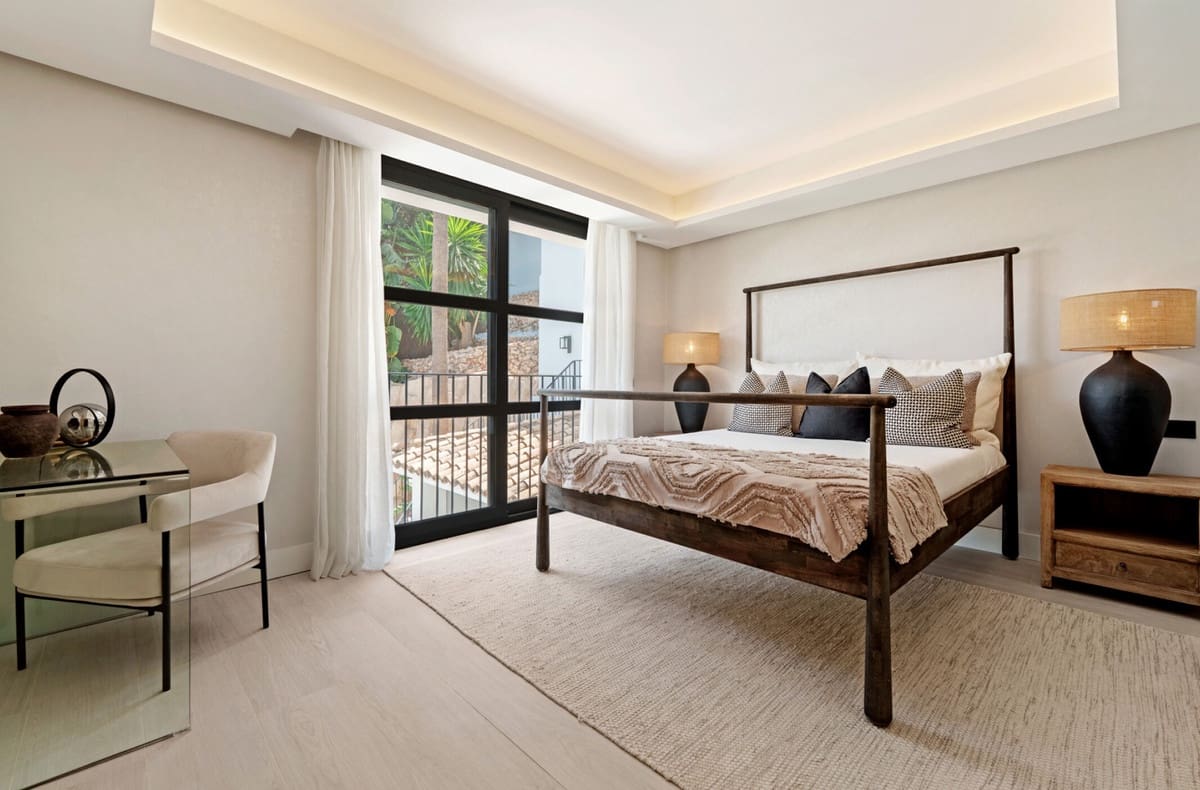 6 bedroom Villa for sale in Nueva Andalucia with pool - € 11,950,000 (Ref: 9287643)