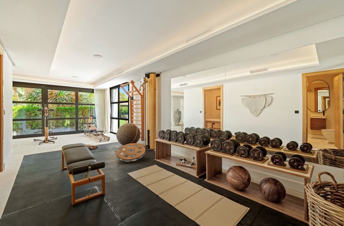 6 bedroom Villa for sale in Nueva Andalucia with pool - € 11,950,000 (Ref: 9287643)