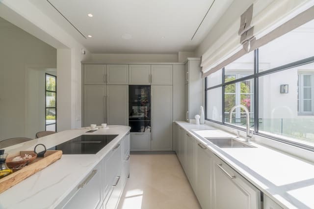 5 soverom Villa til salgs i Las Brisas, Marbella med svømmebasseng - € 4 595 000 (Ref: 9344482)