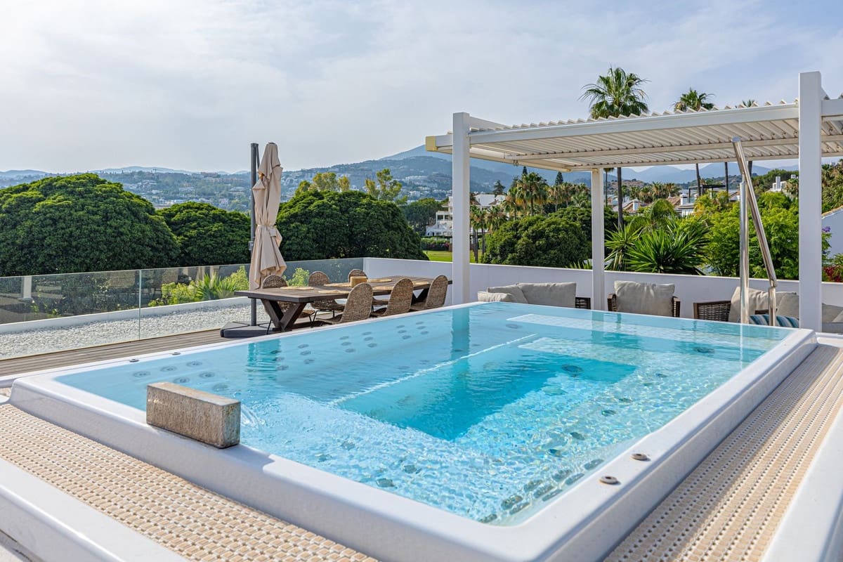 6 sypialnia Willa na sprzedaż w Nueva Andalucia z basenem garażem - 3 995 000 € (Ref: 9344484)