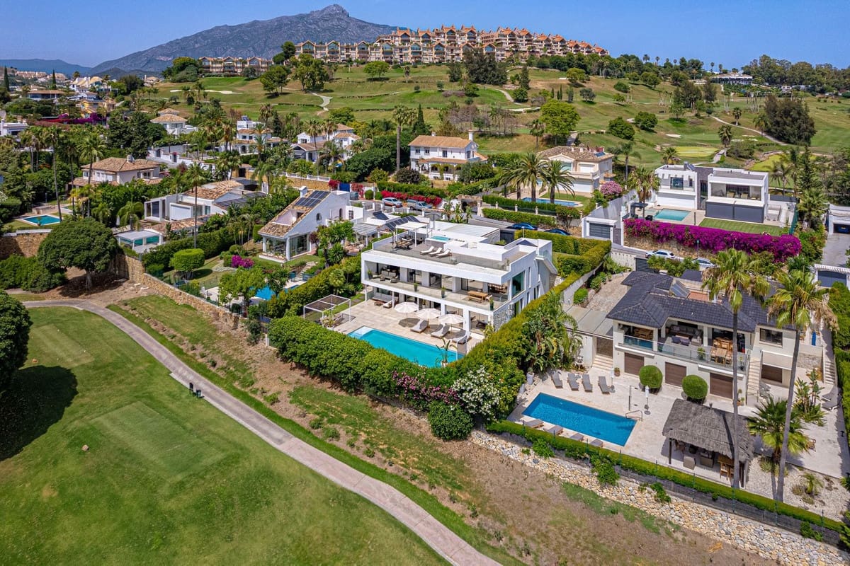 6 sypialnia Willa na sprzedaż w Nueva Andalucia z basenem garażem - 3 995 000 € (Ref: 9344484)