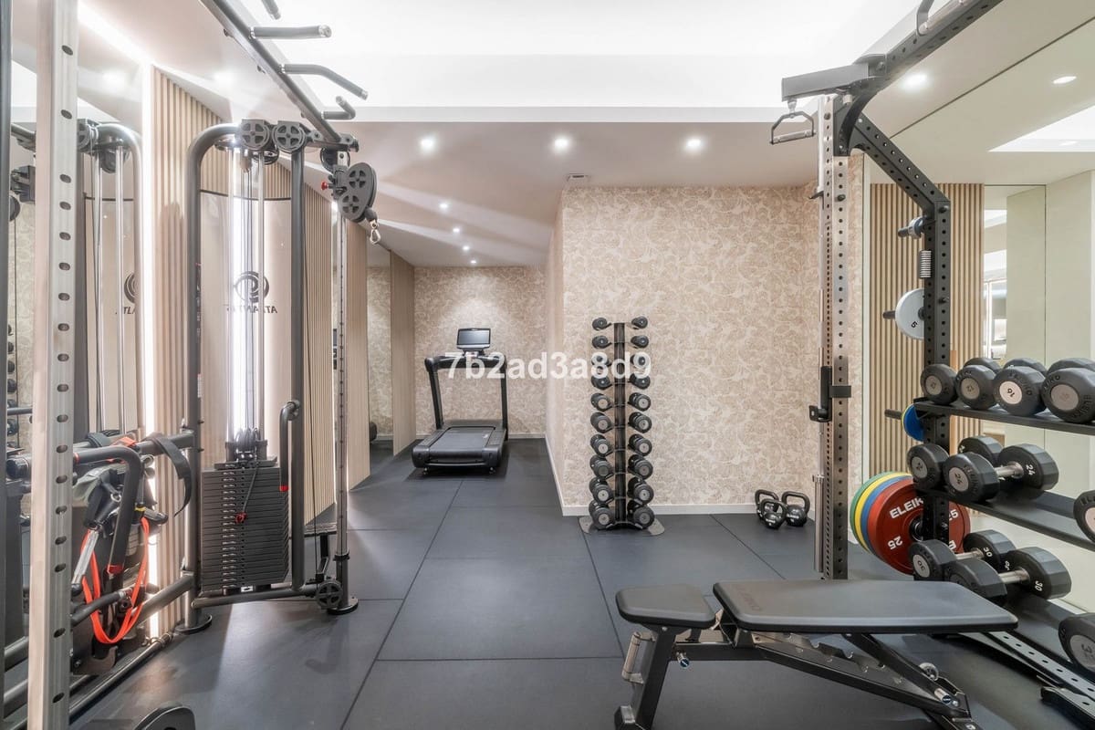 3 makuuhuone Huvila myytävänä paikassa Nueva Andalucia mukana uima-altaan 
autotalli - 4 495 000 € (Ref: 9344493)