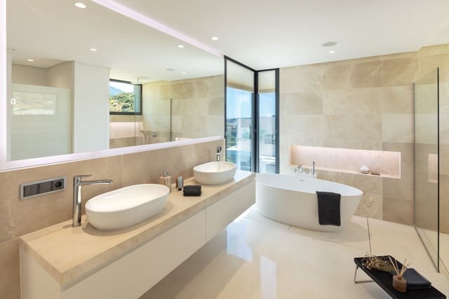 5 sypialnia Willa na sprzedaż w Las Brisas, Marbella z basenem - 3 550 000 € (Ref: 9344501)