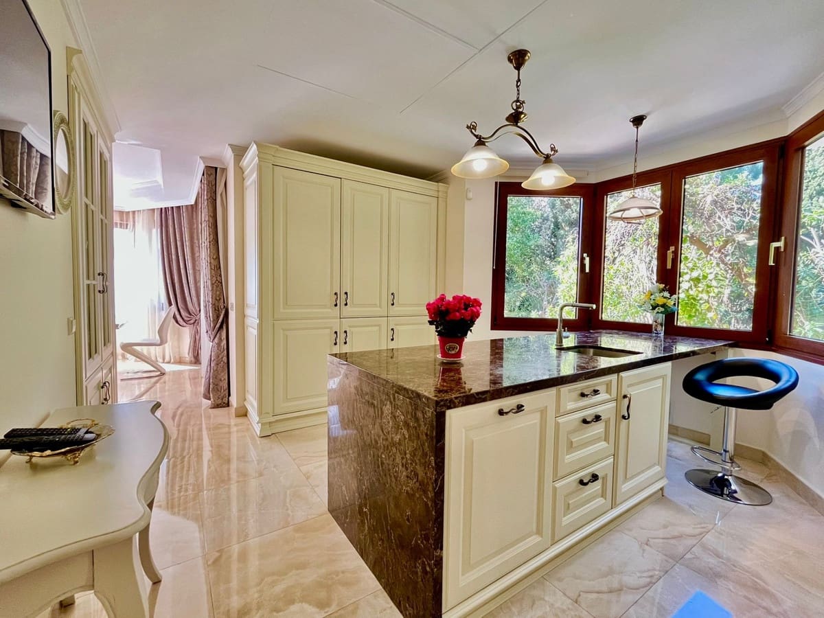 6 soveværelse Villa til salg i El Rosario med swimmingpool - € 3.550.000 (Ref: 9344502)