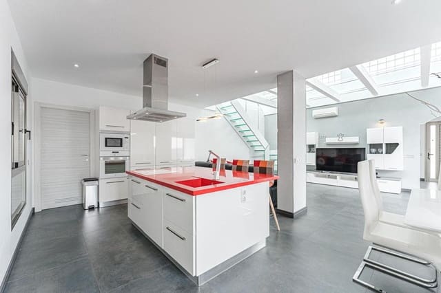 3 soveværelse Villa til salg i El Medano, Granadilla de Abona med garage - € 685.000 (Ref: 4222958)